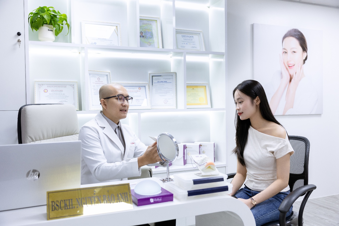 Bệnh nhân được thăm khám kỹ trước khi làm phẫu thuật