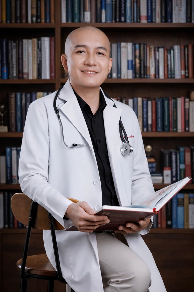 "Mục tiêu sau cùng là giúp người được can thiệp đạt được sự ổn định lâu dài, chứ không chỉ là thay đổi hình dáng tức thời" ông chia sẻ