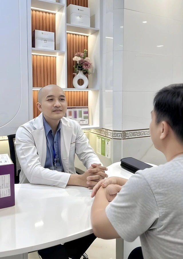 Người được phẫu thuật H.T.V. 32 tuổi được BS.CKII Nguyễn Bảo Anh trực tiếp tư vấn (hình ảnh được sử dụng với sự đồng ý của người trong cuộc)