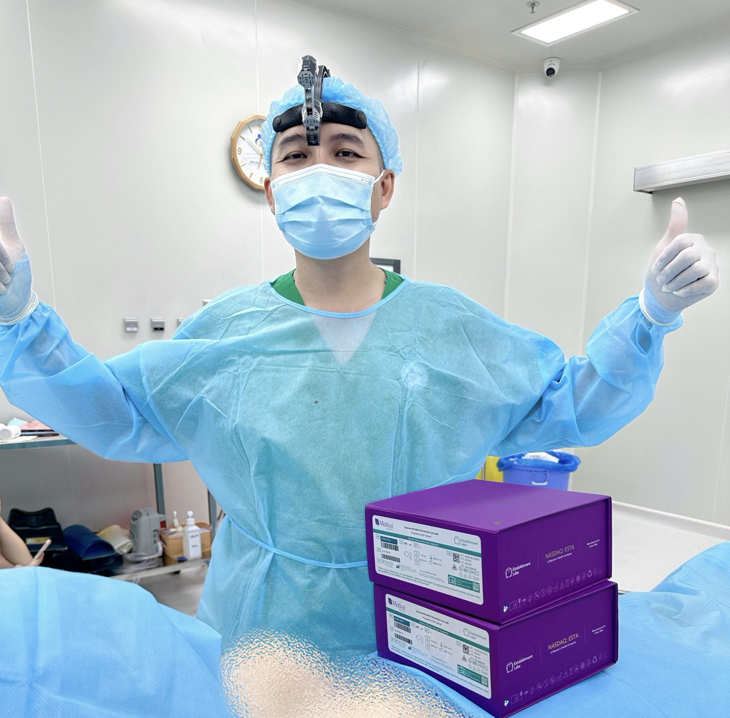 Bác sĩ Bảo Anh tự tin trong phòng mổ vô khuẩn, sẵn sàng mang lại kết quả nâng ngực an toàn và hoàn hảo cho khách hàng.