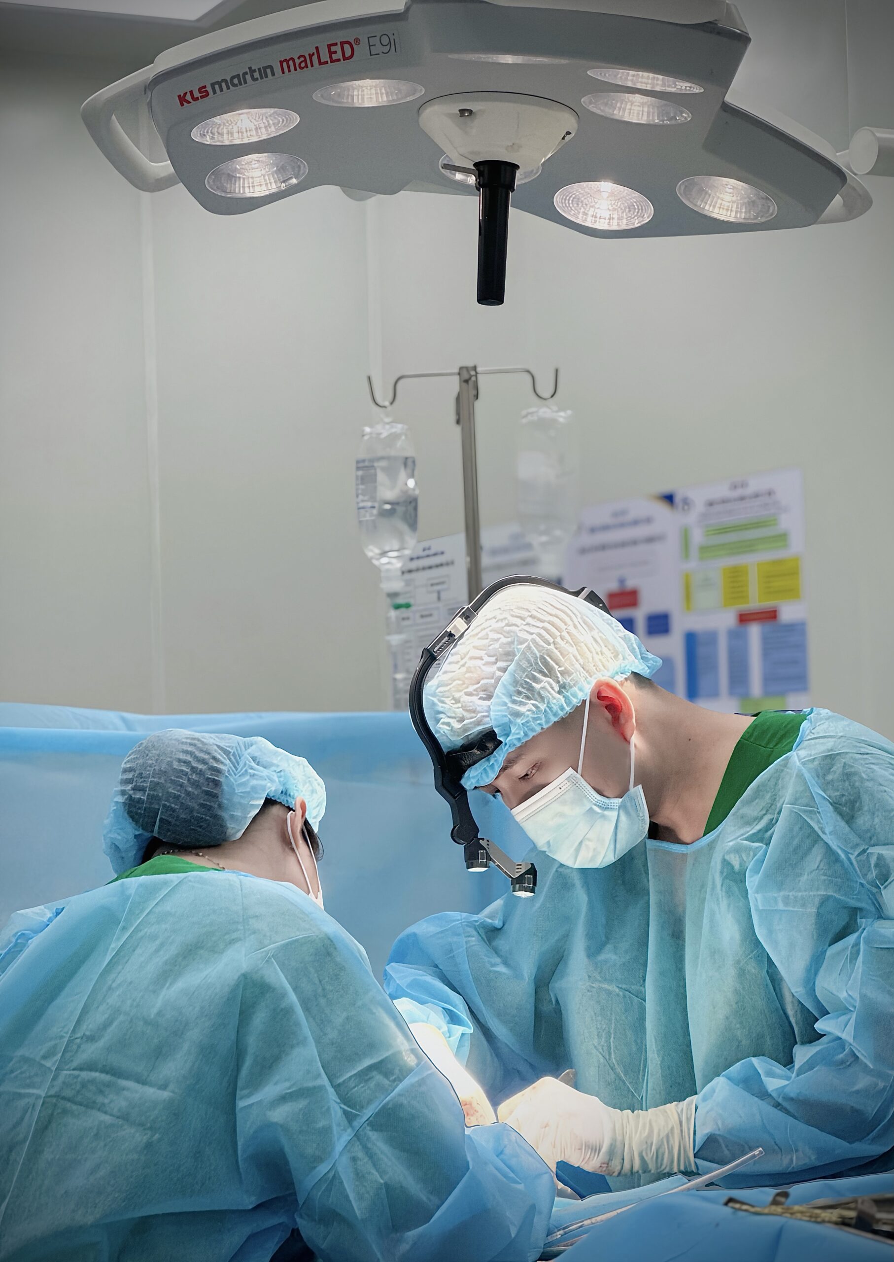 Bác sĩ Bảo Anh trực tiếp thực hiện phẫu thuật nâng mông trong phòng mổ vô trùng chuẩn y khoa